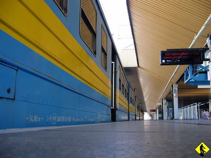 fota 003.jpg - Siedzimy... nuda... nic się nie dzieje... tak można określić aktualny status rowerowania. Ale nie ma tego złego...